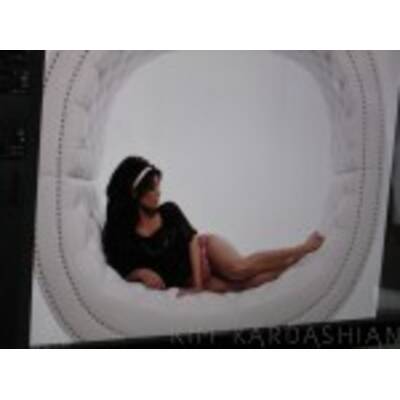 Kim Kardashian zieht sich für Cosmopolitan aus