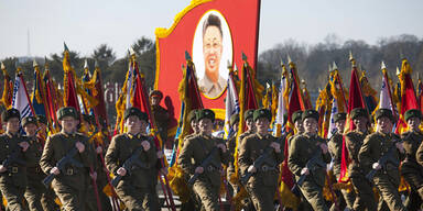 Irre Parade f&uuml;r toten Kim Jong-Il