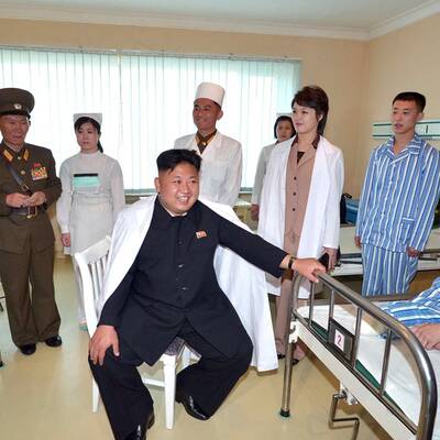 Kim als Guter-Laune-Bär im Krankenhaus