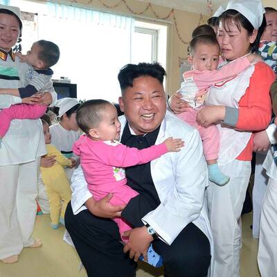 Kim als Guter-Laune-Bär im Krankenhaus