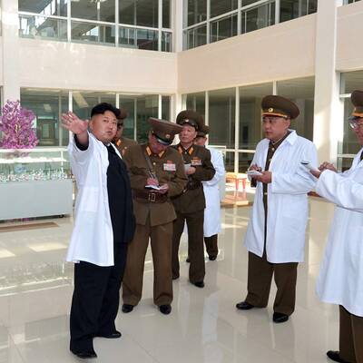 Kim als Guter-Laune-Bär im Krankenhaus