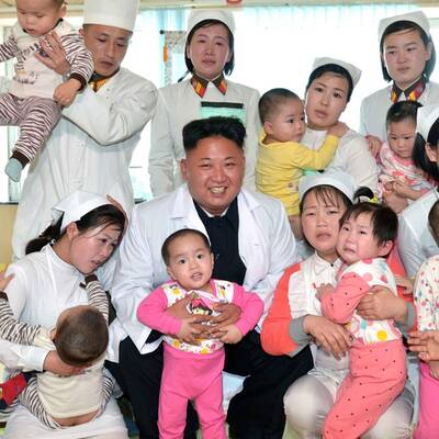 Kim als Guter-Laune-Bär im Krankenhaus