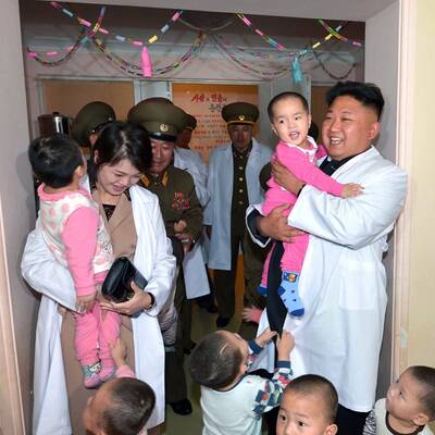 Kim als Guter-Laune-Bär im Krankenhaus