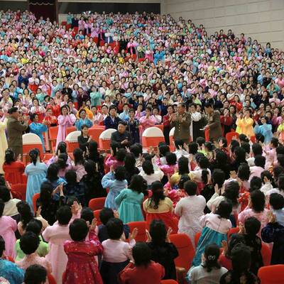 Kim Jong-un zeigt sich mit seiner Frau