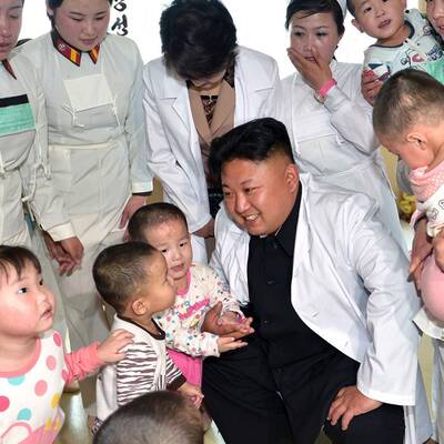 Kim als Guter-Laune-Bär im Krankenhaus