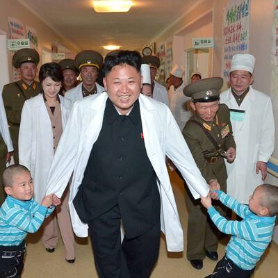 Kim als Guter-Laune-Bär im Krankenhaus