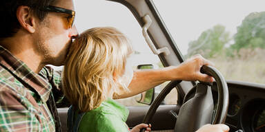 Autofahrer lie&szlig; dreij&auml;hriges Kind lenken