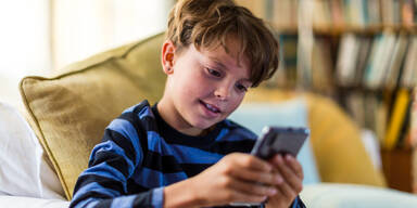 Kind mit Smartphone