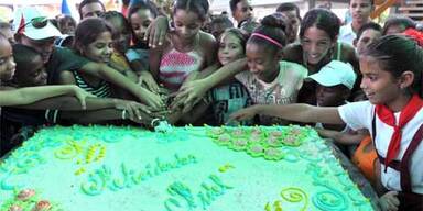 Hunderte Kinder gratulieren Fidel Castro zum 82.