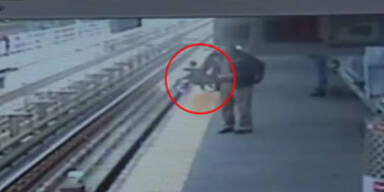 Kinderwagen rollt auf Bahngleise - Zug naht