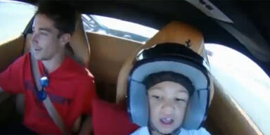 Irre! Bub f&auml;hrt mit Ferrari auf Rennstrecke