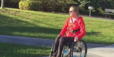 Kira f&auml;hrt schon selbstst&auml;ndig mit Rollstuhl