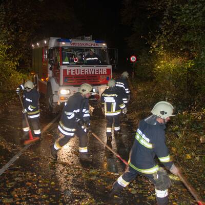 Im Bild: Die Florianijünger beim Aufräumen