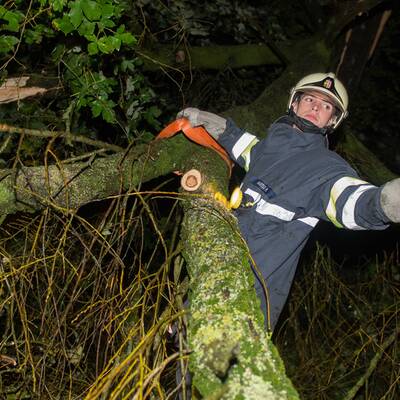 Im Bild: Die Florianijünger beim Aufräumen