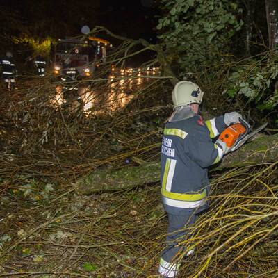 Im Bild: Die Florianijünger beim Aufräumen