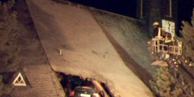 Hier landete ein Auto in einem Kirchendach