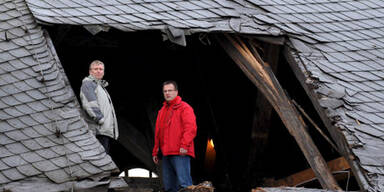 Hier landete ein Auto in einem Kirchendach