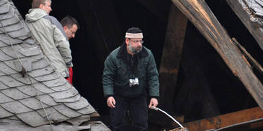 Hier landete ein Auto in einem Kirchendach