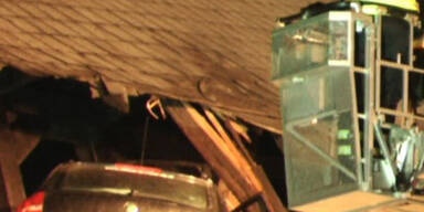 Hier landete ein Auto in einem Kirchendach