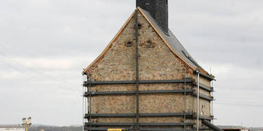 Kirche in Deutschland wird abtransportiert