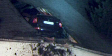 Hier landete ein Auto in einem Kirchendach