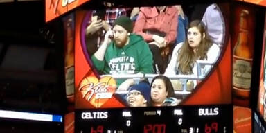 Maskottchen stiehlt Fan die Freundin