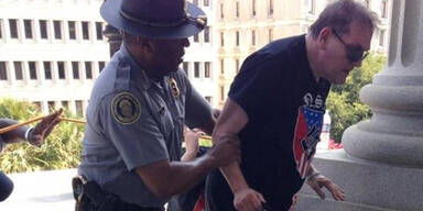 KKK-Demo: Schwarzer Cop wird zum Helden