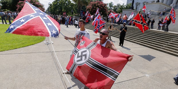 KKK-Demo: Schwarzer Cop wird zum Helden