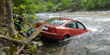 Auto stürzt in die Schwarza 