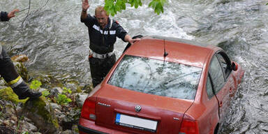 Auto stürzt in die Schwarza 