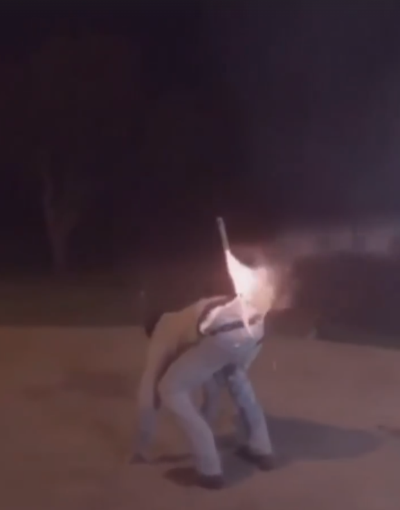 Silvester-Scherzbold schießt Rakete von seinem Hintern ab