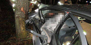 17-Jähriger landet mit Auto im Baum