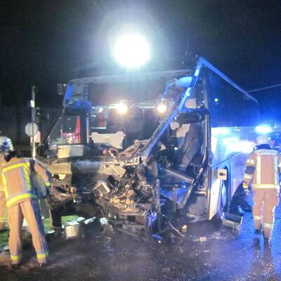 Bus crasht in LKW