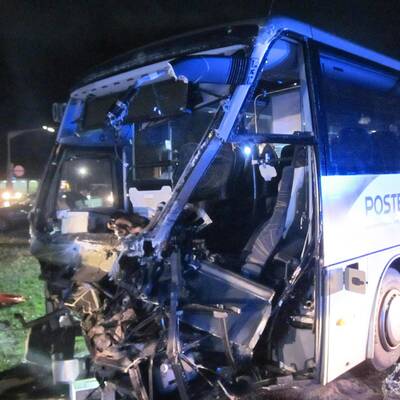 Bus crasht in LKW