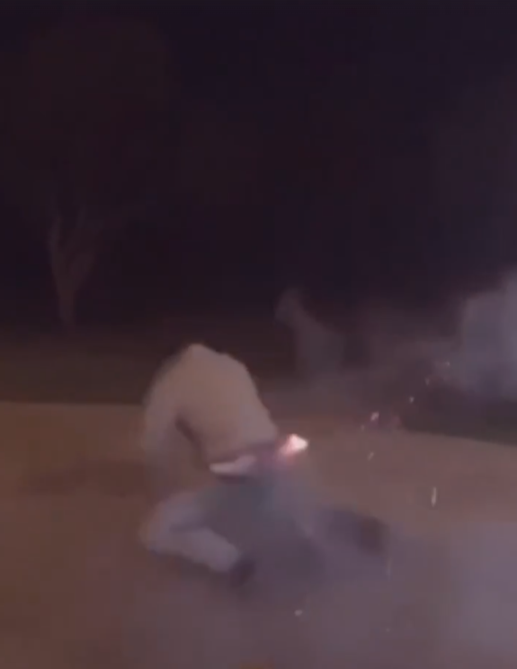 Silvester-Scherzbold schießt Rakete von seinem Hintern ab