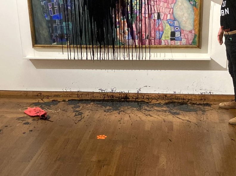 Video: Hier schütten Klima-Aktivisten Farbe auf Klimt-Bild