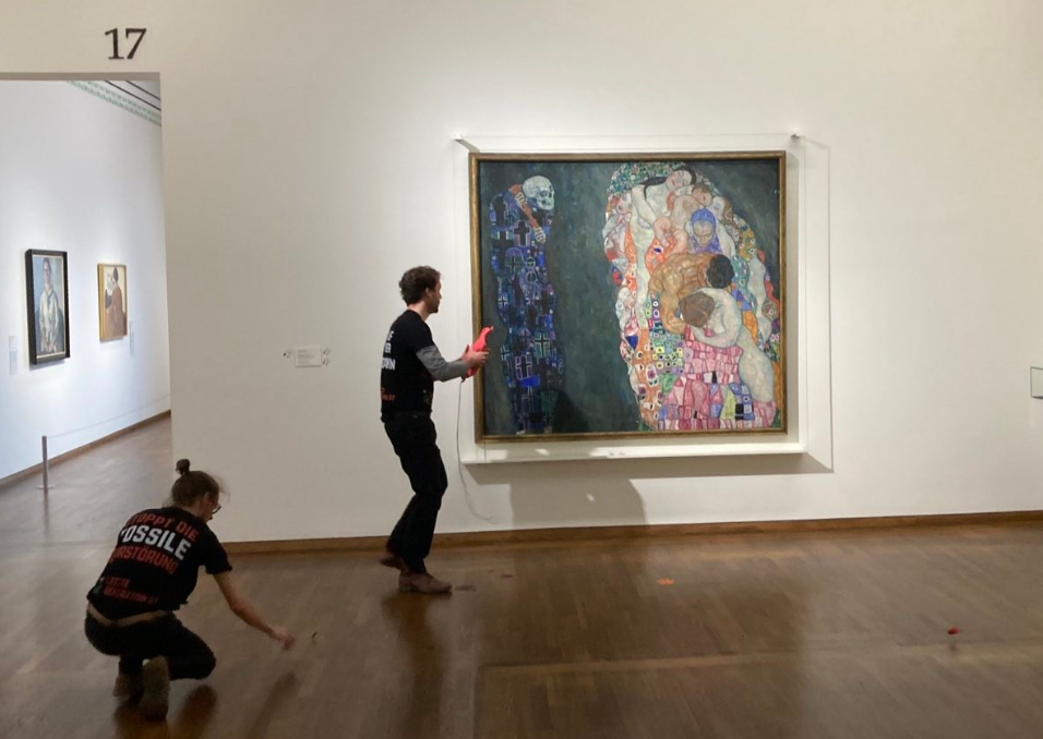 Video: Hier schütten Klima-Aktivisten Farbe auf Klimt-Bild