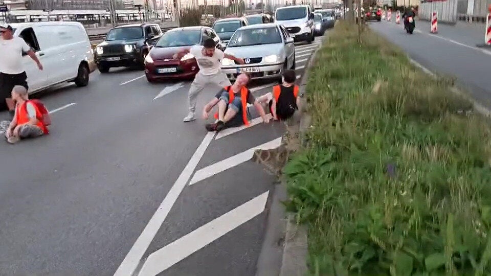 Autofahrer zuckt komplett aus und prügelt auf Klima-Kleber ein