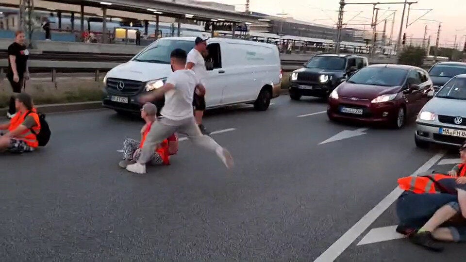 Autofahrer zuckt komplett aus und prügelt auf Klima-Kleber ein