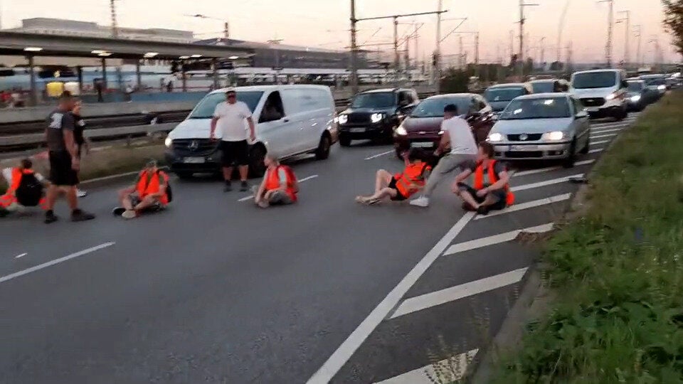 Autofahrer zuckt komplett aus und prügelt auf Klima-Kleber ein
