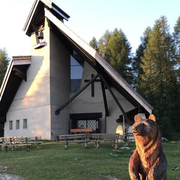 Mädchen (6) schwer verletzt: Kleid fing in Kapelle Feuer - Verbrennungen dritten Grades