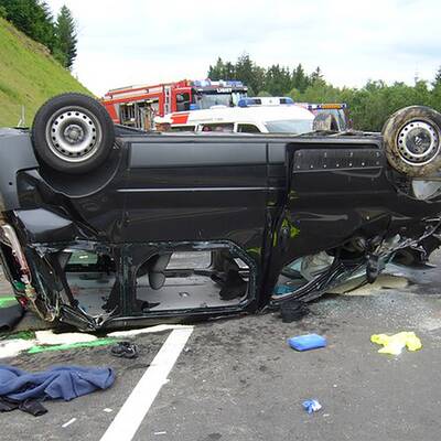 Kleinbus überschlägt sich auf Südautobahn