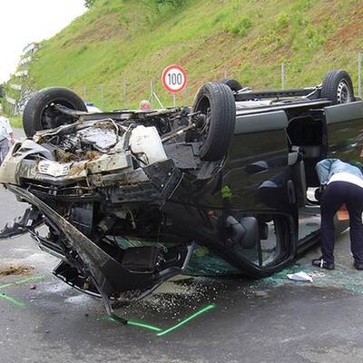 Kleinbus überschlägt sich auf Südautobahn