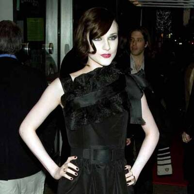Evan Rachel Wood verwandelt sich in Dita von Teese