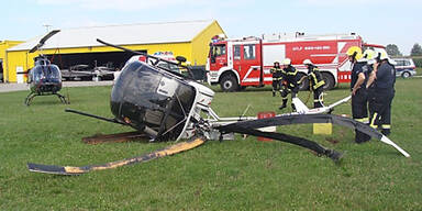 Kleinhubschrauber bei Landung umgekippt