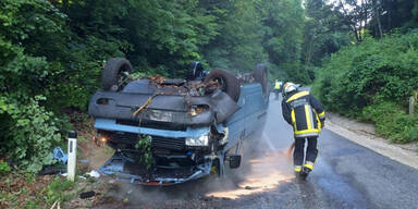 Kleintransporter überschlagen: Lenker floh