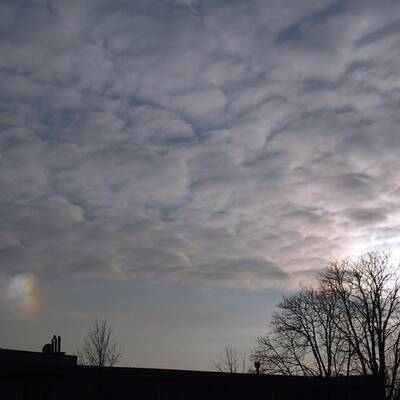 Flugzeug fliegt in Nebensonne, 2008