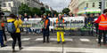 Kabarettisten blockieren zusammen mit Klima-Klebern Straße