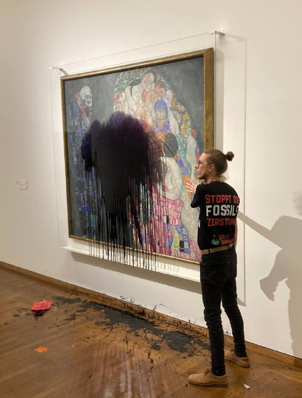 Video: Hier schütten Klima-Aktivisten Farbe auf Klimt-Bild