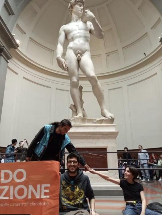 Klima-Chaoten ketten sich an David-Statue